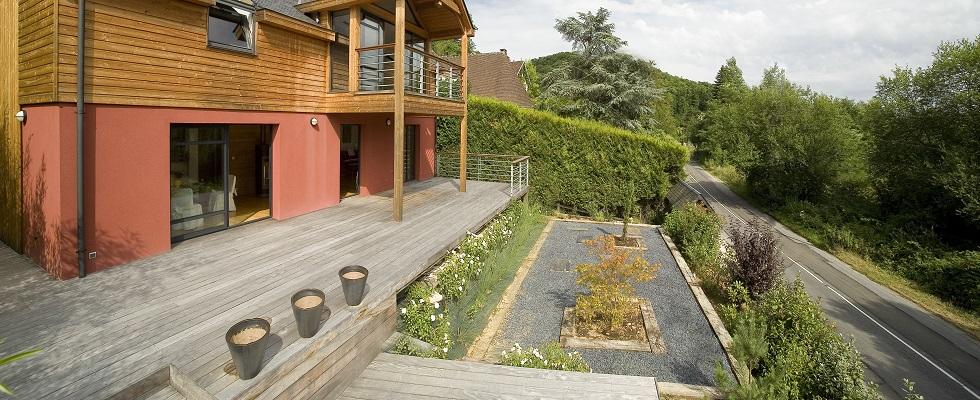 Terrasse en lames de bois, jardin paysagé.